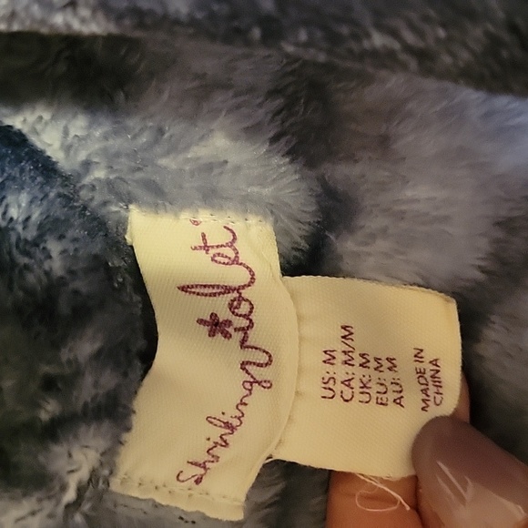 Shrinking violet womens medium robe - Picture 2 of 3